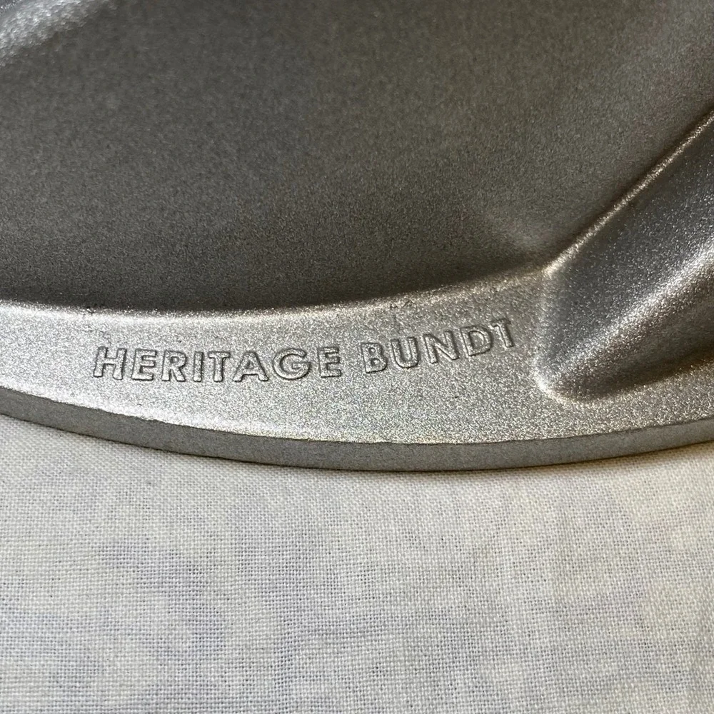 Nordic Ware Heritage Bundt Pan 10 Cup Cast Aluminum Nonstick Cake Mold USA